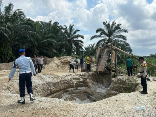Polisi Gabungan Bubarkan 3 Lokasi Ilegal Mining Di Kualu Pasang Police Line, Pembongkaran Tempat Galian