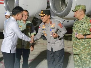 Kapolda NTT Sambut Kedatangan Wakil Presiden RI di Bandara EL Tari 