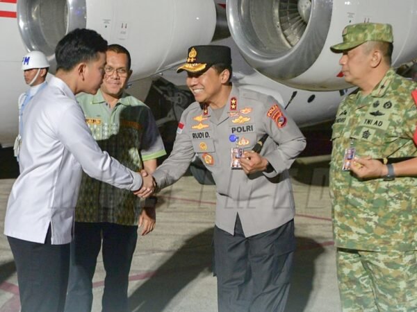 Kapolda NTT Sambut Kedatangan Wakil Presiden RI di Bandara EL Tari 