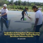 Tingkatkan Kekompakan, Pegawai Lapas Narkotika Rumbai Gelar Gotong Royong Bersihkan Halaman Kantor