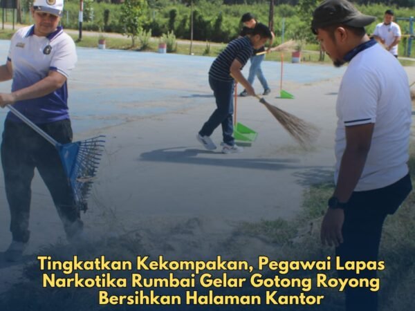 Tingkatkan Kekompakan, Pegawai Lapas Narkotika Rumbai Gelar Gotong Royong Bersihkan Halaman Kantor