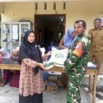 Hadir di Tengah Masyarakat, Babinsa Paya Dampingi Penyaluran Bantuan Pangan Kepada Warga 