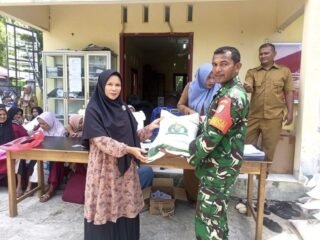 Hadir di Tengah Masyarakat, Babinsa Paya Dampingi Penyaluran Bantuan Pangan Kepada Warga 