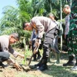 Kapolres Kuansing Gaungkan Green Policing Di Kuantan Hilir, Tanam Bibit Pohon Bersama Warga