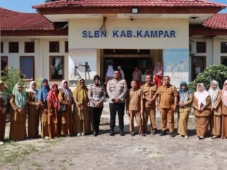 Polri Humanis Kapolres Kampar Serahkan Bantuan, Motivasi Siswa SLBN Desa Laboy Jaya