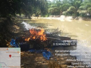 Polsek Kuantan Tengah Tindak Lanjuti Laporan Masyarakat Melalui Call Center 110, Dua Rakit PETI Di Bakar