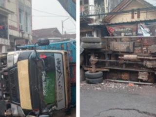 Mobil Bermuatan Kayu Bakar Oleng Lalu Terbalik, Kondisi Jalan Jadi Sorotan