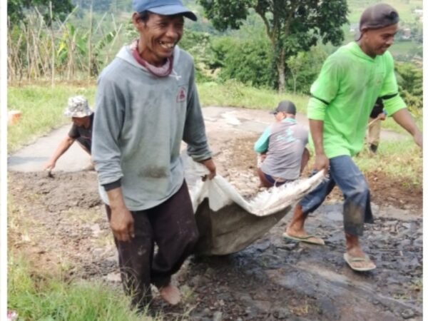 Pengusaha Lokal Peduli Infrastruktur, H. Ujang “Kumis” Suratman Perbaiki Jalan Desa dengan Dana Pribadi
