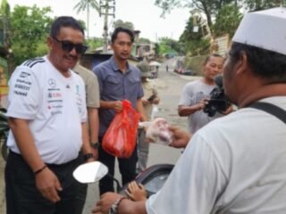 Warga Susukan Kaget, Bupati Sukabumi Datang Langsung Bagikan Daging Kurban