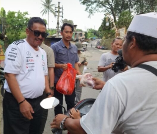 Warga Susukan Kaget, Bupati Sukabumi Datang Langsung Bagikan Daging Kurban