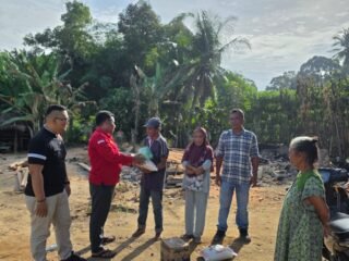 Bentuk Kepedulian Nyata Terhadap Masyarakat,Lsm Terkams Sergai Turun Berikan Bantuan Tali Asih Kepada Korban Kebakaran Desa Simpang Empat