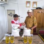 Ringankan Beban Warga, Pemdes Kembang Seri Salurkan Bantuan Beras dan Minyak Goreng dari Dinas Sosial