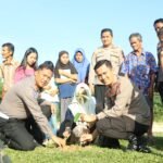 Kapolres Kuansing Bagikan Bibit Dan Tanam Pohon Di Pangkalan Indarung Melalui Program Green Policing