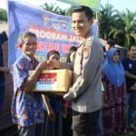 Program JALUR Polres Kuansing Hadir Di Desa Pangkalan Indarung, Kapolres Serahkan Bansos Dan Berikan Motivasi Kepada Masyarakat