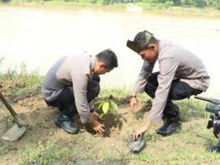 Kapolres Kuansing Pimpin Green Policing Di Benai, Tanam Pohon Bersama Warga Untuk Lingkungan Hijau Berkelanjutan