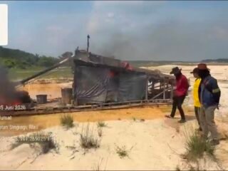 Respons Cepat Laporan Call Center 110, Polsek Singingi Hilir Musnahkan Rakit PETI Di Pulau Pramuka