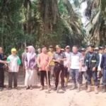 Tindak Lanjuti Arahan Bupati Muba, Camat Babat Supat Pimpin Gotong Royong Pengecoran Jalan Antar Desa