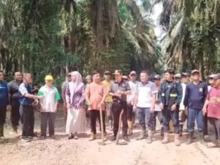 Tindak Lanjuti Arahan Bupati Muba, Camat Babat Supat Pimpin Gotong Royong Pengecoran Jalan Antar Desa