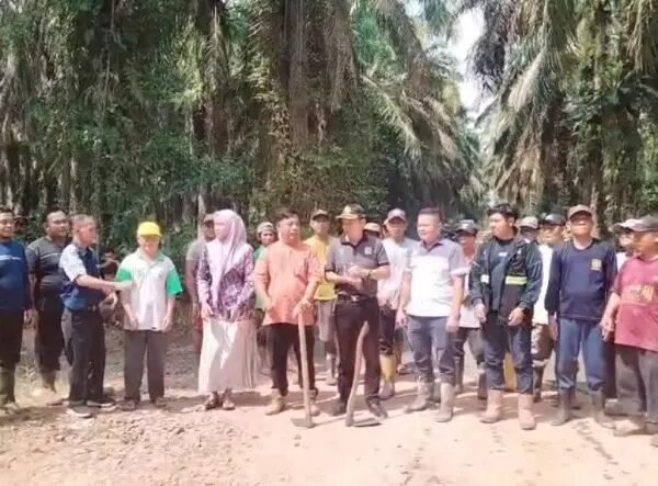 Tindak Lanjuti Arahan Bupati Muba, Camat Babat Supat Pimpin Gotong Royong Pengecoran Jalan Antar Desa