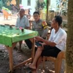 Serap Aspirasi Sambil Santai, Bhabinkamtibmas Polsek Jatisampurna Gelar 'Ngopi Kamtibmas' Bersama Warga
