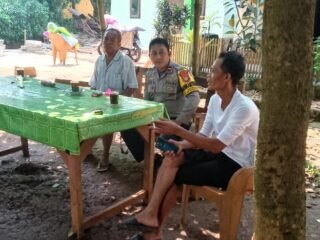 Serap Aspirasi Sambil Santai, Bhabinkamtibmas Polsek Jatisampurna Gelar 'Ngopi Kamtibmas' Bersama Warga