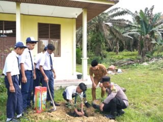 Polsek Logas Tanah Darat Tanamkan Kesadaran Lingkungan Melalui Program Green Policing Di SMPN 5 LTD