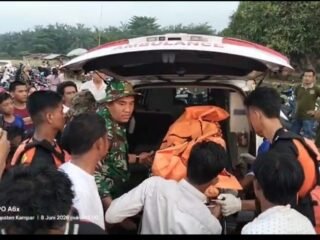 Polsek Kampar Hadir Di Tengah Duka Korban Hanyut Di Sungai Kamapar Ditemukan Saat Pukul 18:08 WIB