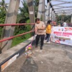 HUT BHAYANGKARA Ke-80 Meriahkan, Lintas Sektor Gelar Gotong Royong Di Jembatan Limau Manis, Hubungkan Kecamatan Kampar Dan Kampar Utara