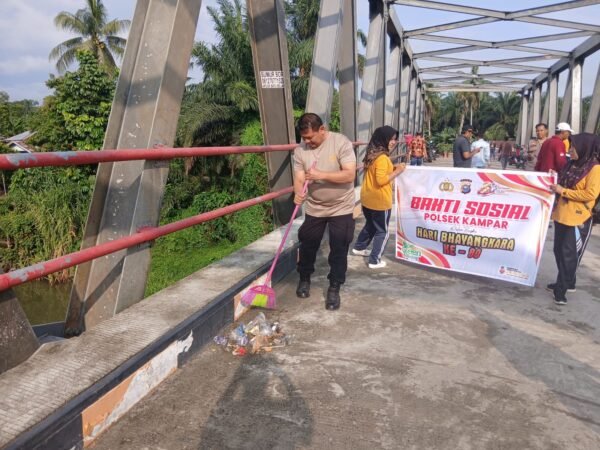 HUT BHAYANGKARA Ke-80 Meriahkan, Lintas Sektor Gelar Gotong Royong Di Jembatan Limau Manis, Hubungkan Kecamatan Kampar Dan Kampar Utara