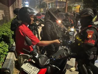 Patra Brimob Polda Metro Jaya Amankan Tiga Terduga Pelaku Curanmor di Pancoran