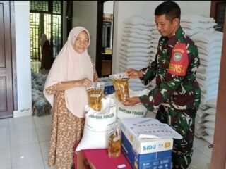 Tepat Sasaran dan Transparan, Babinsa Jaboi Bantu Penyaluran Bantuan Pangan Warga