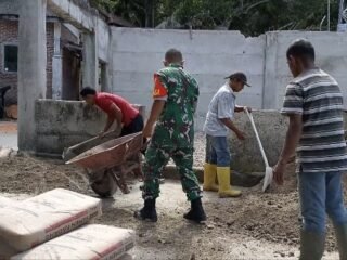 Dari Teritorial ke Sosial, Babinsa Keuneukai Gotong Royong Bantu Pekerjaan Warga 