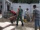 Dari Teritorial ke Sosial, Babinsa Keuneukai Gotong Royong Bantu Pekerjaan Warga 