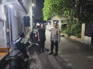BHABINKAMTIBMAS KELURAHAN JATIKRAMAT RUTIN LAKUKAN MONITORING WILAYAH DENGAN SAMBANG POS KEAMANAN