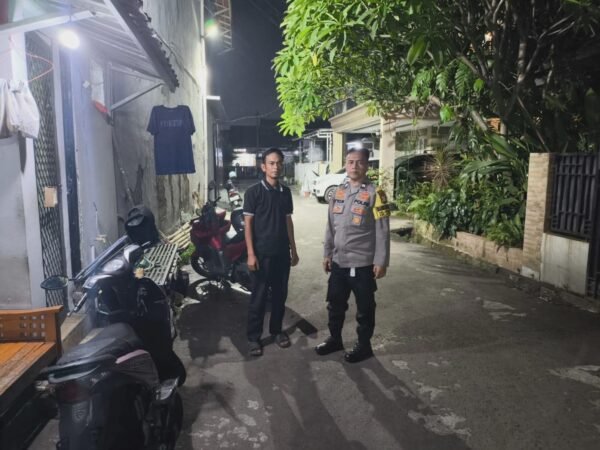 BHABINKAMTIBMAS KELURAHAN JATIKRAMAT RUTIN LAKUKAN MONITORING WILAYAH DENGAN SAMBANG POS KEAMANAN