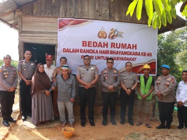 Hari Bhayangkara Ke-80 Diisi Bakti Sosial, Polres Kampar Laksanakan Bedah Rumah Di Bukit Permai