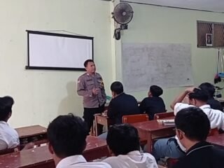 Bhabinkamtibmas Polsek Medansatria Himbau Pelajar SMK Ekuin Jauhi Demo Dan Kerusuhan
