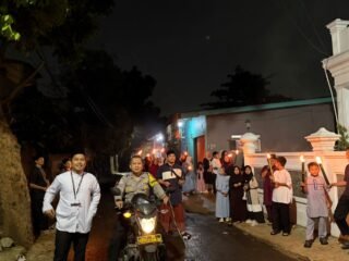 Bhabinkamtibmas Jatikarya Laksanakan Monitoring Persiapan Pawai Obor Tahun Baru Islam Bersama Jamaah Masjid At-Taubah