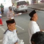 Sinergi Bareng Pemuda, Polsek Pondok Gede Bagi-bagi 150 Nasi Kotak di Bundaran JORR Jatiwarna