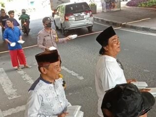 Sinergi Bareng Pemuda, Polsek Pondok Gede Bagi-bagi 150 Nasi Kotak di Bundaran JORR Jatiwarna