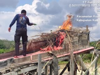 Polsek Kuantan Tengah Tertibkan Aktivitas PETI Di Pulau Komang Sentajo, Empat Rakit Dimusnahkan