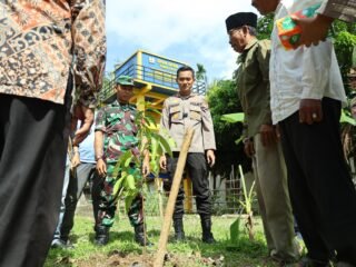 Kapolres Kuansing Pimpin Green Policing Di Pangean, Penanaman Bibit Jadi Komitmen Bersama Lestarikan Lingkungan