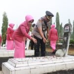 Hari Bhayangkara Ke-80 Kapolres Kampar Pimpin Ziarah Dan Tabur Bunga Di Makam Pahlawan, Hormati Jasa Perwira Pertahanan Negara
