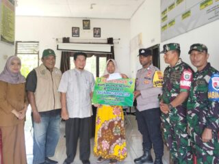 Babinsa Koramil 02/Sukakarya Dampingi Penyaluran BLT Dana Desa di Gampong Krueng Raya