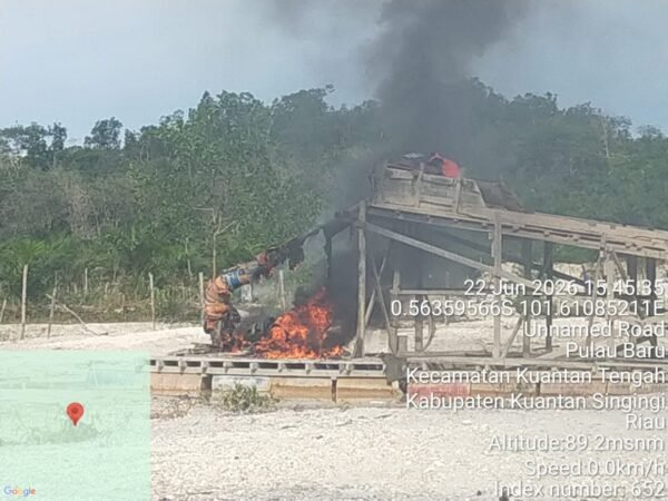 Polsek Kuantan Tengah Tertibkan Aktivitas PETI Di Perbatasan PT Agrinas Palma Nusantara, 12 Rakit Lanting Dimusnahkan