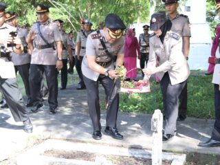 Kapolres Bulukumba Pimpin Upacara Ziarah dan Tabur Bunga di TMP Taccorong.