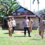 Polres Kuantan Singingi Tinjau Lokasi Pembangunan Rumah Layak Huni Warga Dalam Rangka HUT Bhayangkara