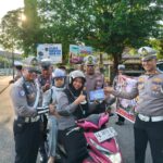 Subdit Kamsel Ditlantas Polda Riau Gelar Kampanye Keselamatan Berlalu Lintas Dan Bagikan Helm SNI Kepada Pengguna Jalan