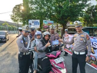 Subdit Kamsel Ditlantas Polda Riau Gelar Kampanye Keselamatan Berlalu Lintas Dan Bagikan Helm SNI Kepada Pengguna Jalan