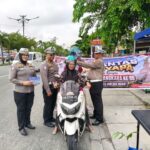 Sat Polantas Menyapa Di Persimpangan Jalan, Puluhan Helm SNI Di Bagikan Dan Ajak Pengendara Patuhi Tata Tertb Berlalu Lintas